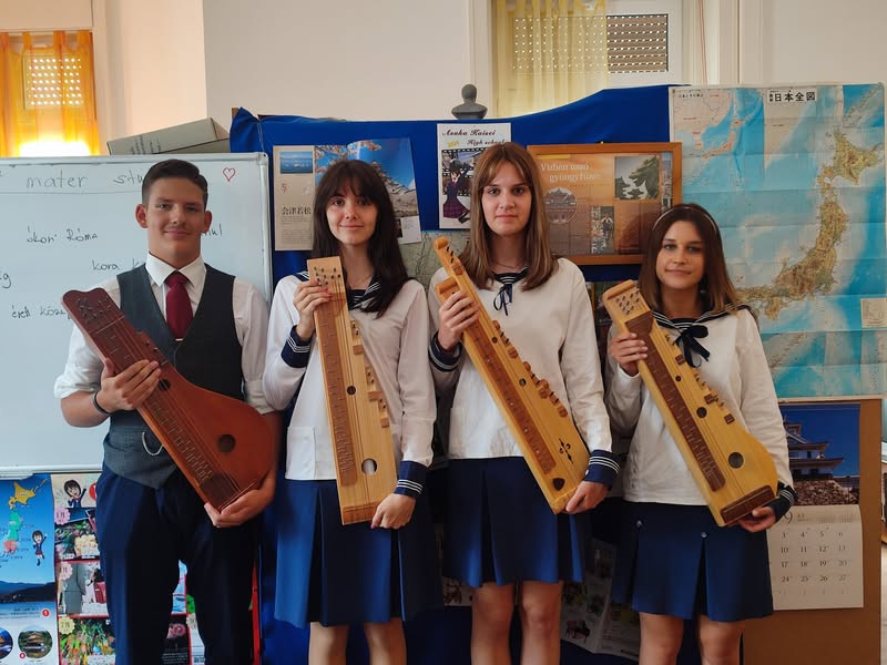 HUMAGI citeraegyüttese a tokiói Liszt Intézet színpadán