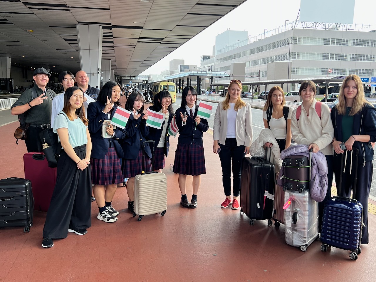 Diákok Watanabe Kaoru tanárnővel a Narita repülőtéren
