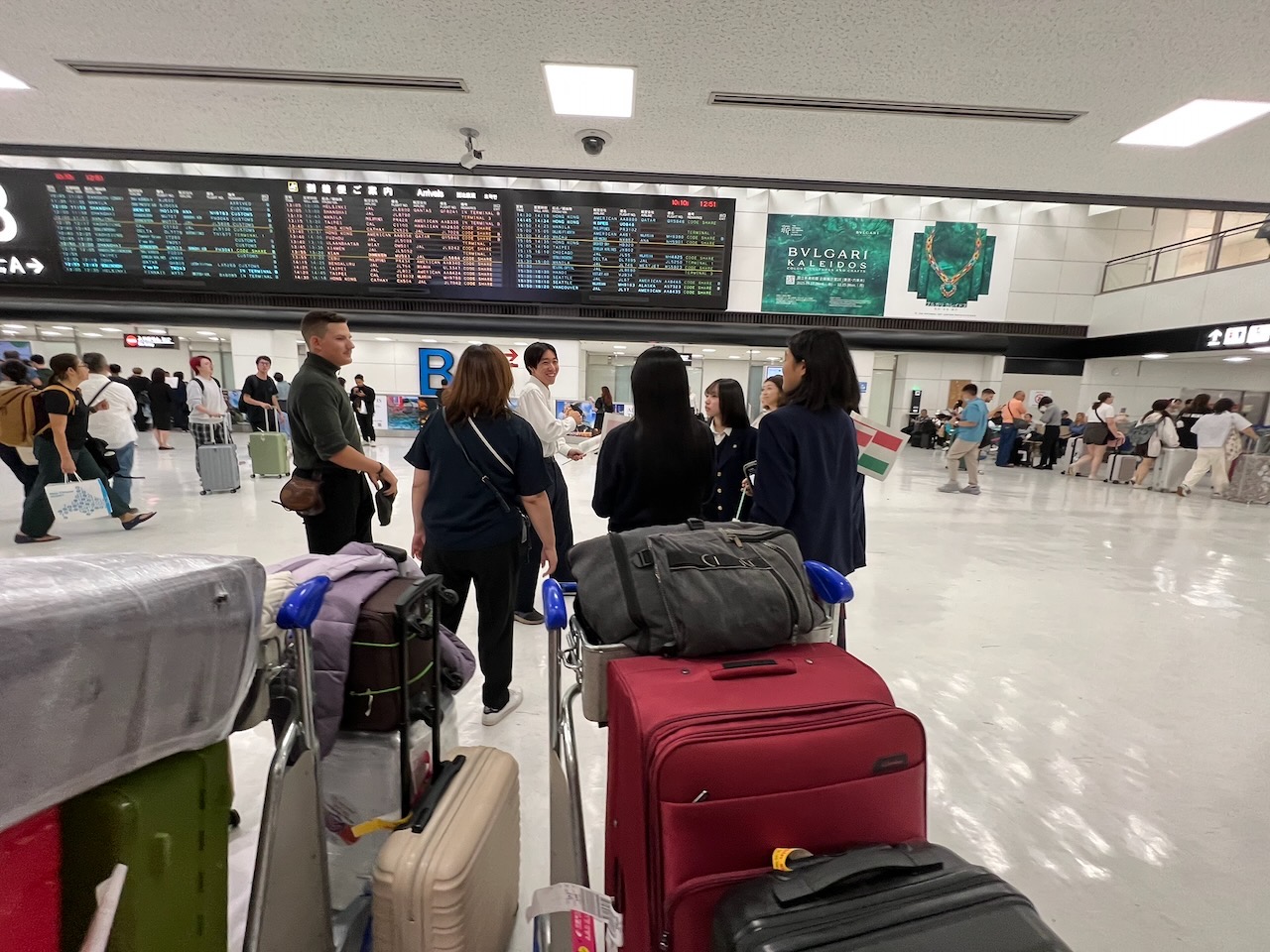 HUMAGI és Fukushima diákok a Narita repülőtér érkezési csarnokában